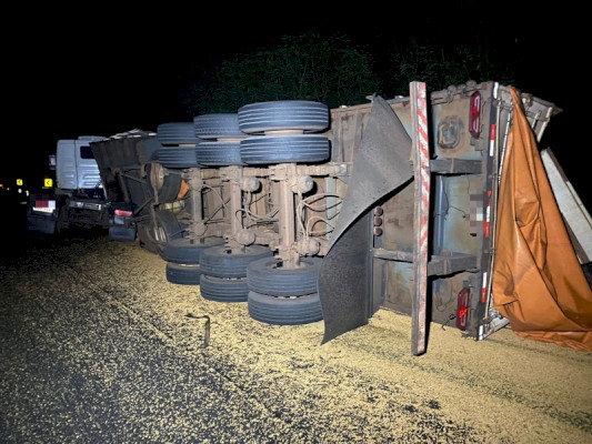 Carreta tomba na BR-163 entre Mercedes e Guaíra e espalha oleo e carga de soja