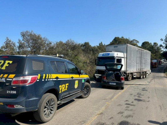 Carro e caminhão batem de frente na BR 153 e uma pessoa fica em estado grave