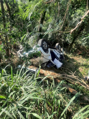 Duas pessoas ficam gravemente feridas após caminhonete cair em barranco na PR-495