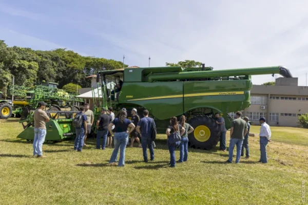 Máquinas agrícolas permitem aos alunos da UEM imersão em inovação tecnológica