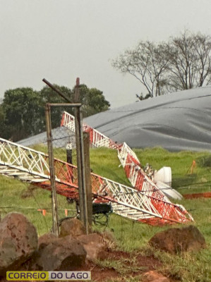 Temporal causa estragos e derruba torre em Santa Helena