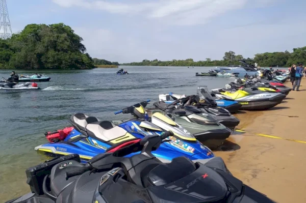 Jetskis descem o Rio Paraná com destino à Internacional Boat Show de Foz do Iguaçu