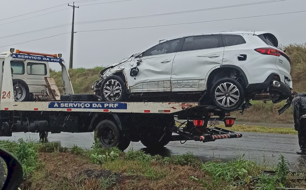 Veículo tomba na BR-163 próximo a Quatro Pontes