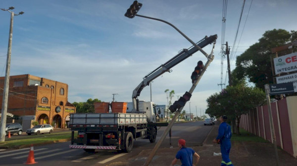 Semáforo na esquina da Unioeste é derrubado por caminhão