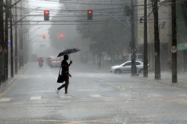 Inmet emite alerta de perigo de tempestade com ventos de até 100 km/h no Paraná