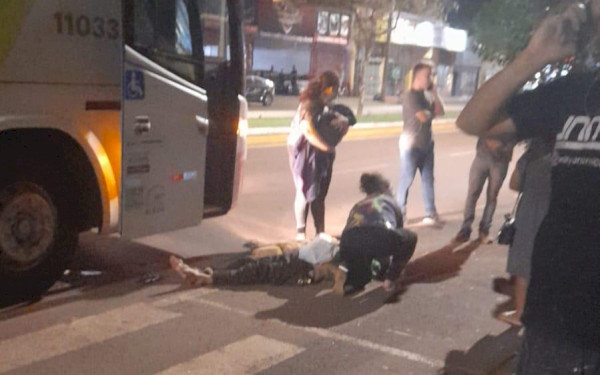 Pedestre é atropelado por ônibus em Avenida de Toledo