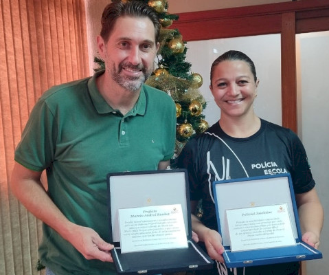 Prefeito Marcio e a policial Joselaine são homenageados pelas ações realizadas no PROERD