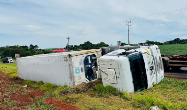 Carreta carregada com 28 toneladas tomba na BR-163 em Marechal Rondon