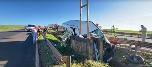 Van que levava padres para Argentina bate contra mureta e mata um homem em rodovia no Paraná, diz Corpo de Bombeiros