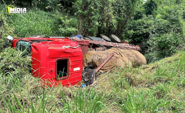 Carreta tomba às margens da BR-163 no sudoeste do estado; motorista é morador de Quatro Pontes