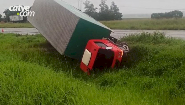 Caminhão tomba na rodovia BR 163