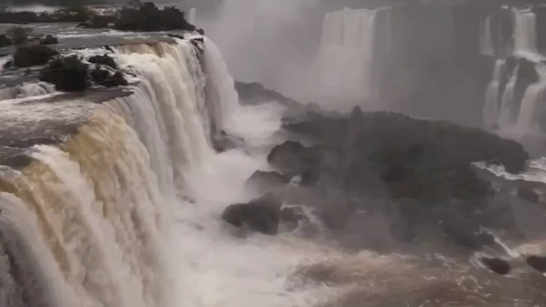 Vazão das Cataratas do Iguaçu atinge 5,5 milhões litros dágua por segundo