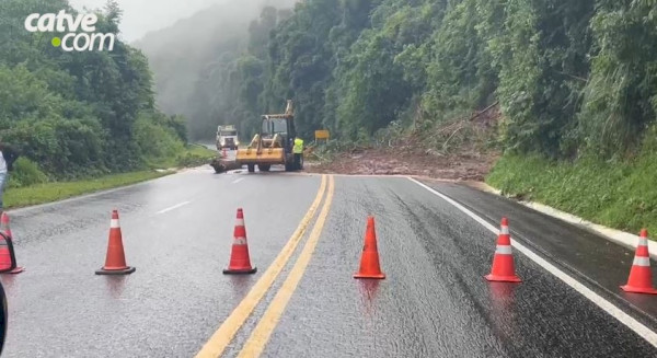 Pista da BR 277 sentido litoral está bloqueada após queda de pedra