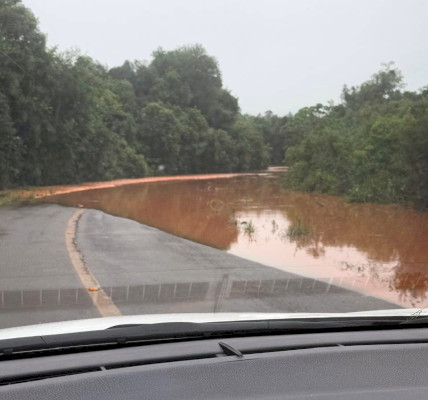 Rio Guaçu em Novo Sarandi transbordou impedindo a passagem no interior de Toledo