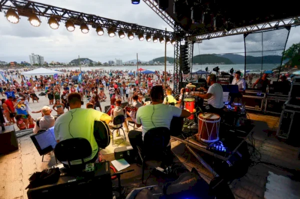 Cultura lança edital para artistas paranaenses se apresentarem no Verão Maior Paraná