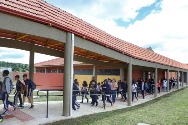 De 177 colégios estaduais do Paraná consultados, comunidade escolar de 11 aprova terceirização da gestão