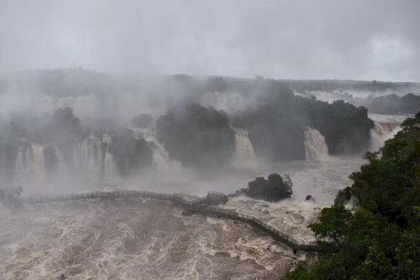 Com vazão cinco vezes acima da média, passarela precisa ser fechada por segurança nas Cataratas do Iguaçu