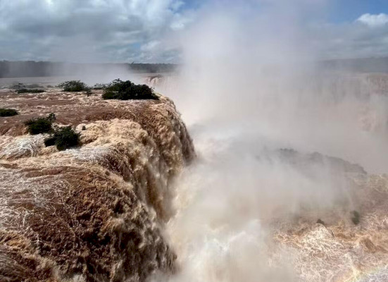 Passarela das Cataratas do Iguaçu é reaberta um dia após vazão cinco vezes acima da média