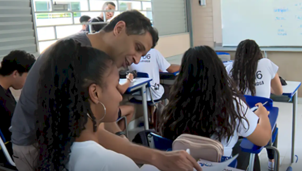 Câmara aprova projeto que restringe uso de celular em escolas