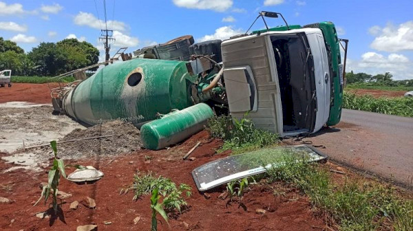 Caminhão betoneira carregado de concreto tomba na saída de Toledo para a BR-163