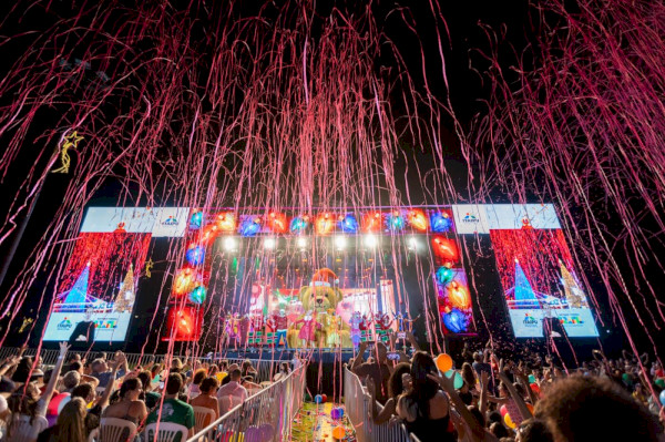 Uma Noite Antes do Natal encanta o público no Gramadão da Vila A em Foz do Iguaçu