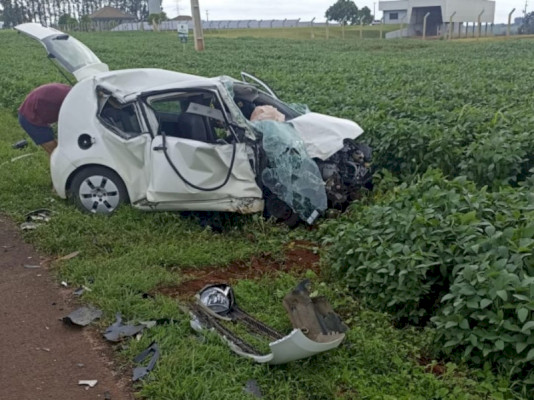 Carro fica destruído ao colidir com carreta na BR-163 em Mercedes