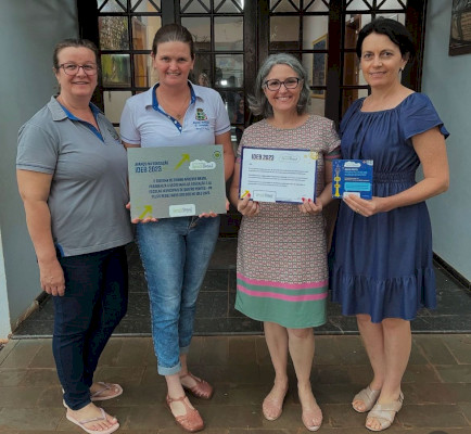 Quatro Pontes recebe placa de reconhecimento pelos avanços na educação através do sistema Aprende Brasil