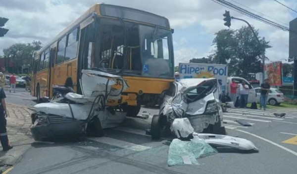 Motorista morre em engavetamento entre ônibus e dez veículos em Curitiba