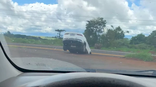 Carro fica pendurado em valeta na BR-277