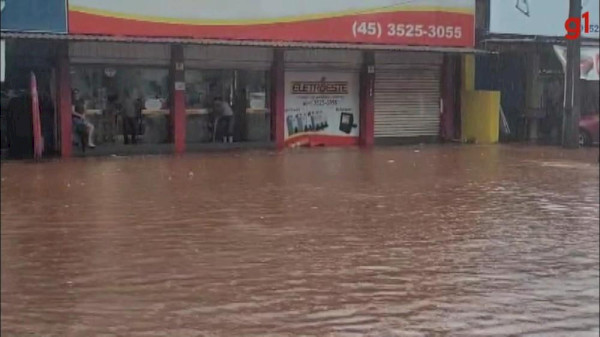 Chuva intensa deixa ruas de Foz do Iguaçu alagadas