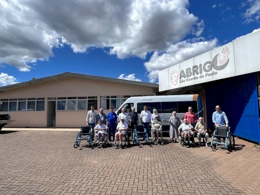 Abrigo São Vicente de Paulo recebe van adaptada para melhorar o transporte de idosos