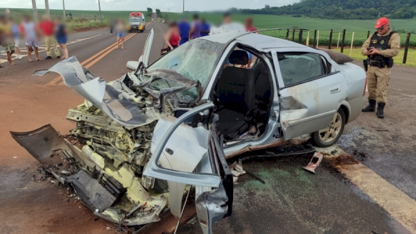 Batida entre ônibus e carro deixa uma vítima fatal e oito pessoas feridas, em Itaipulândia