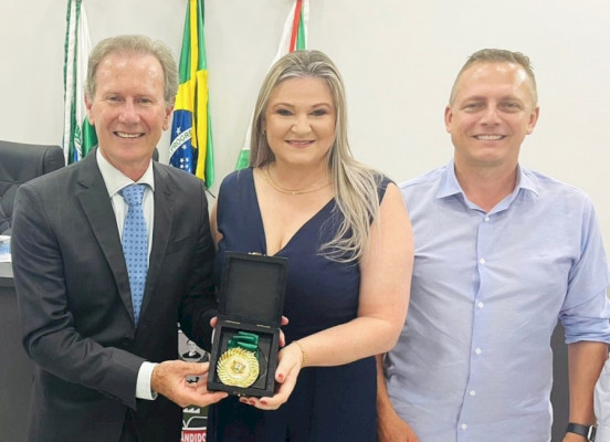 Servidora municipal Lucinei Klein é condecorada pelo Legislativo com Medalha de Honra ao Mérito