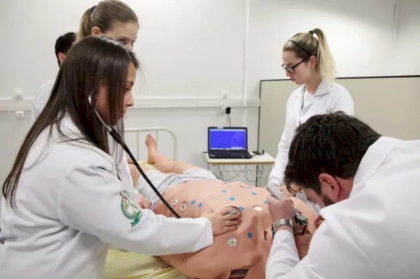 Governo destina R$ 6 milhões para universidades investirem em ensino de medicina com IA