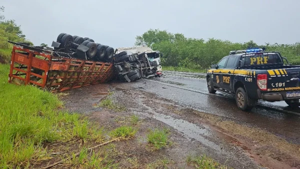 Dois homens morrem em forte batida entre carretas na BR-163