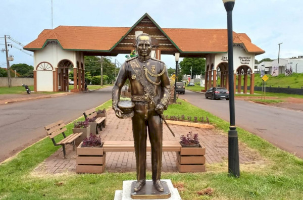 Estátua do Marechal Rondon é instalada no portal de entrada da cidade