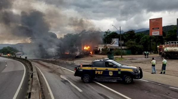 Caminhões batem, pegam fogo e bloqueiam a BR-277