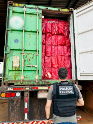 Polícia Federal apreende carga de cigarros contrabandeados durante fiscalização em Cascavel