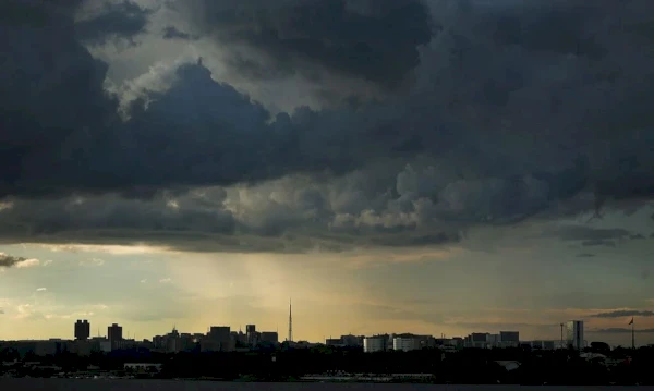 Metade do Paraná segue em alerta amarelo para temporal neste domingo