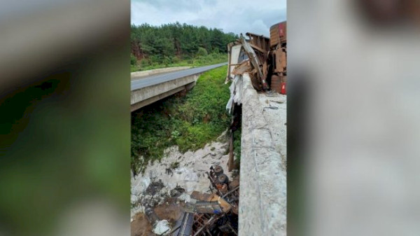 Carreta tomba sobre ponte e semirreboques caem em rio na BR 376