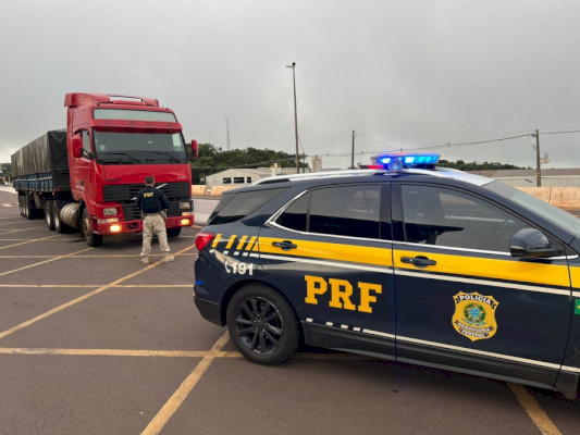 Carreta carregada com 400 mil maços de cigarros contrabandeados é apreendida PRF em Cascavel