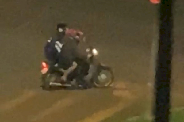 Motociclistas rendem mulher e roubam celular em Toledo