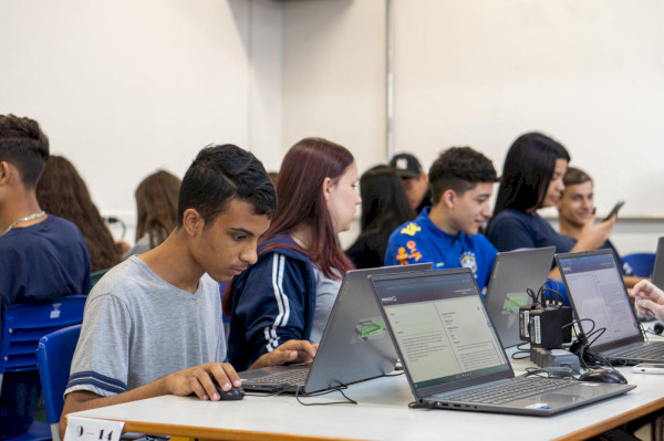 Tecnologia e IA potencializam aprendizagem e marcam avanço da rede estadual em 2024