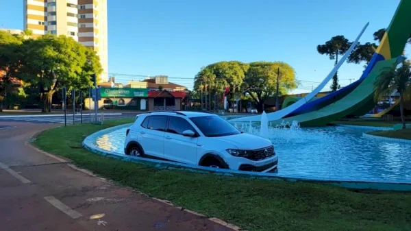 T-Cross vai parar dentro do chafariz em Cascavel