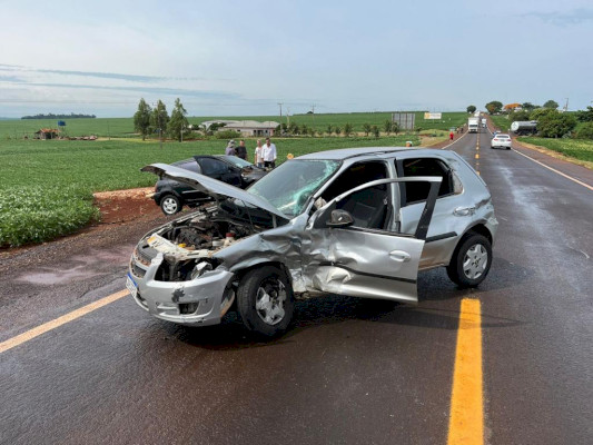 Acidente entre carros e carreta na PR 239 deixa três feridos, um em estado grave