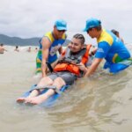 Cadeiras anfíbias garantem acessibilidade ao mar no Litoral paranaense
