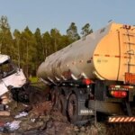 Caminhão-tanque sai da pista, derruba cerca e para após percorrer 80 metros